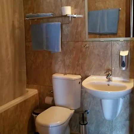 Layiotis מלון דירות 3*