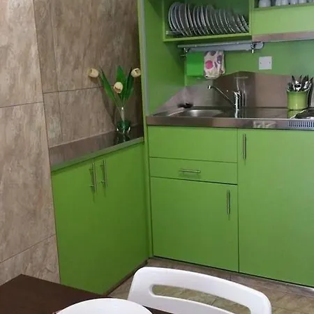 Layiotis מלון דירות 3*