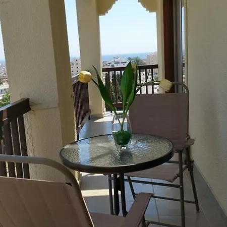 Layiotis מלון דירות 3*