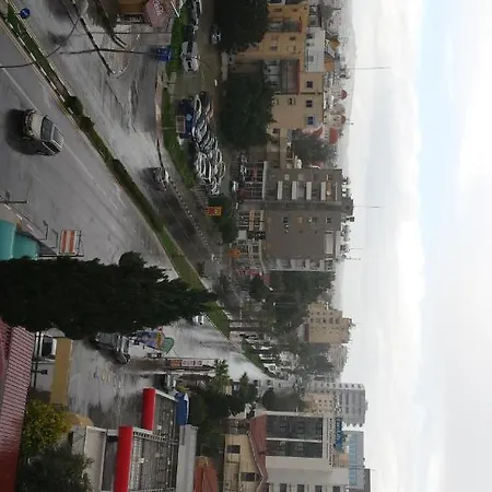 アパートホテル Layiotis ラルナカ